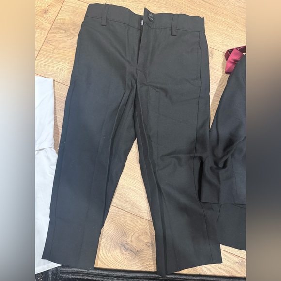 Boy Suit with vest, shirt and bowtie - 3T - Picture 4 of 11